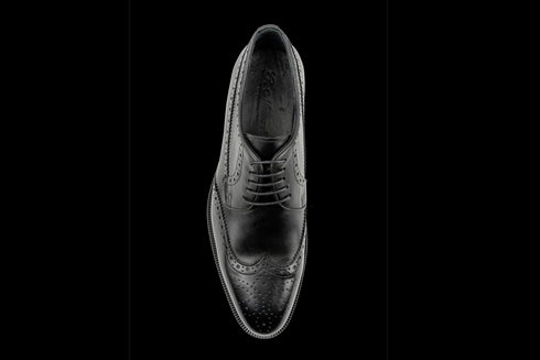 Schwarze Wingtip-Derby-Schuhe für Herren aus Vollnarbenleder
