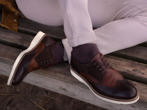 Zapatos de vestir que parecen zapatillas: comodidad y elegancia
